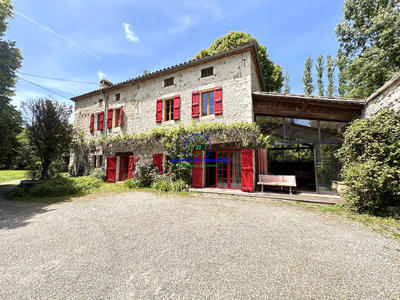Maison - 228 m² - 8 pièces