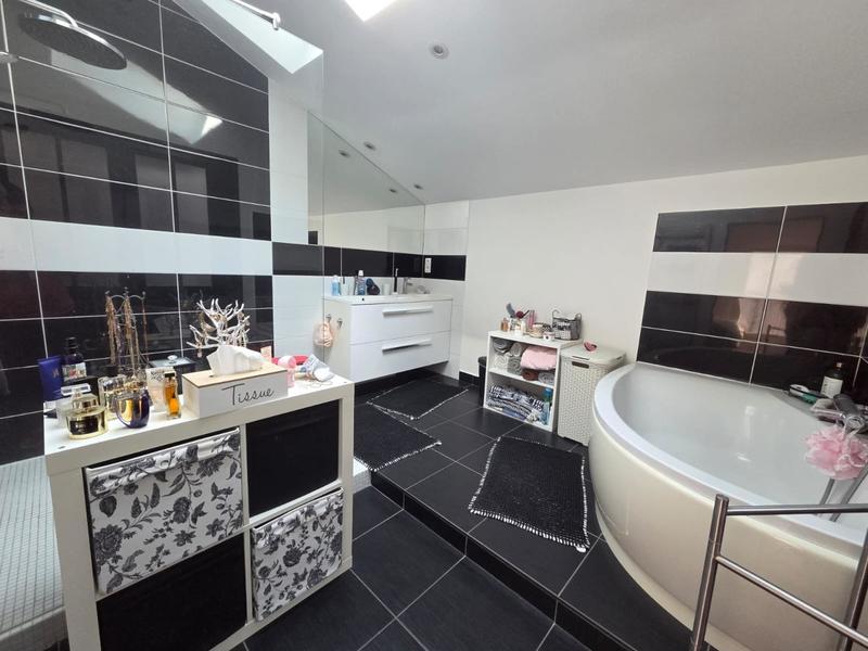 Maison - 215 m² - 10 pièces