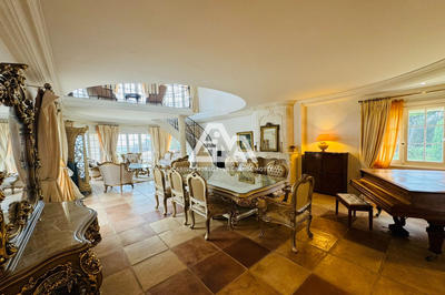 Maison de maîtres - 650 m² - 14 pièces