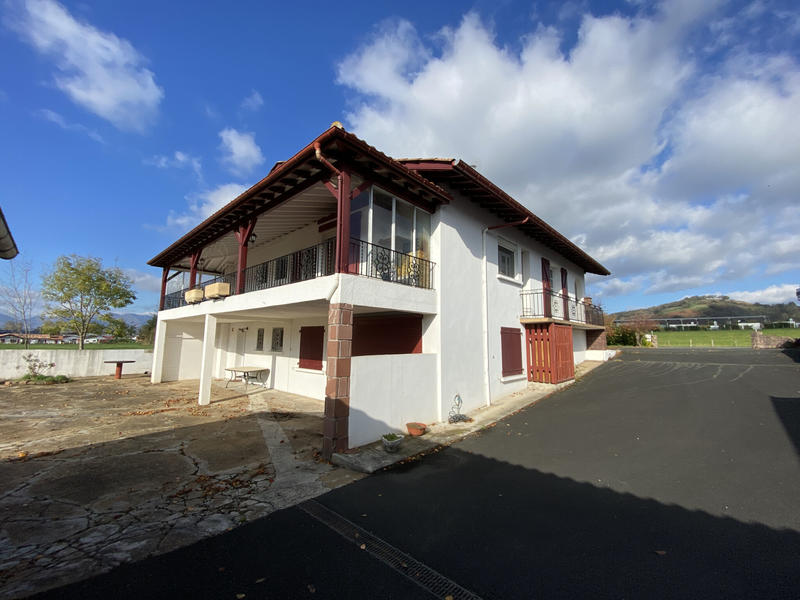 Maison - 220 m² - 10 pièces