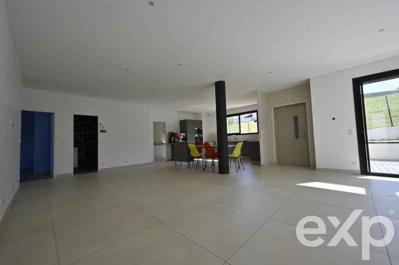 Maison - 202 m² - 5 pièces