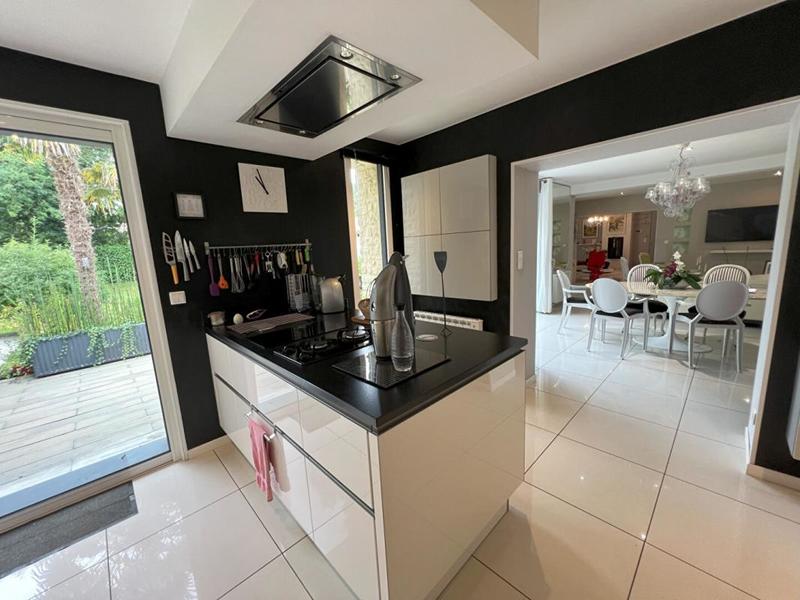 Maison - 270 m² - 12 pièces