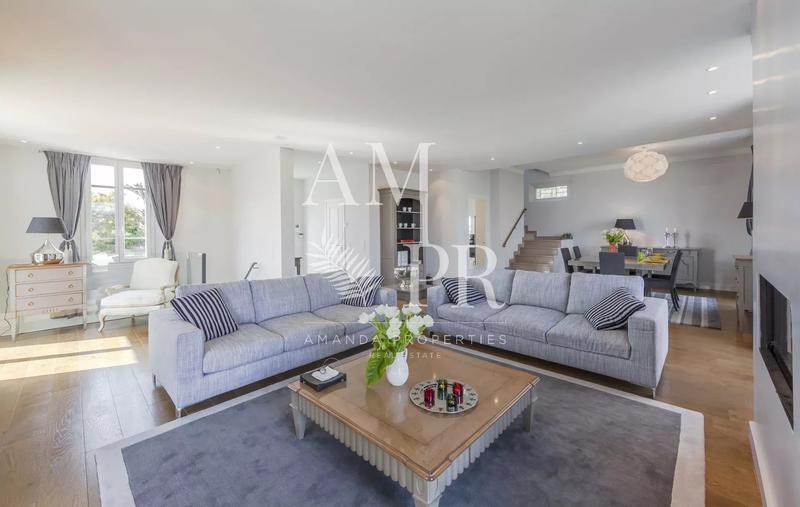 Villa - 270 m² - 8 pièces