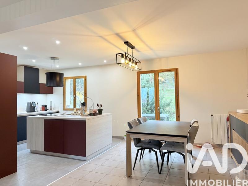 Maison - 147 m² - 8 pièces