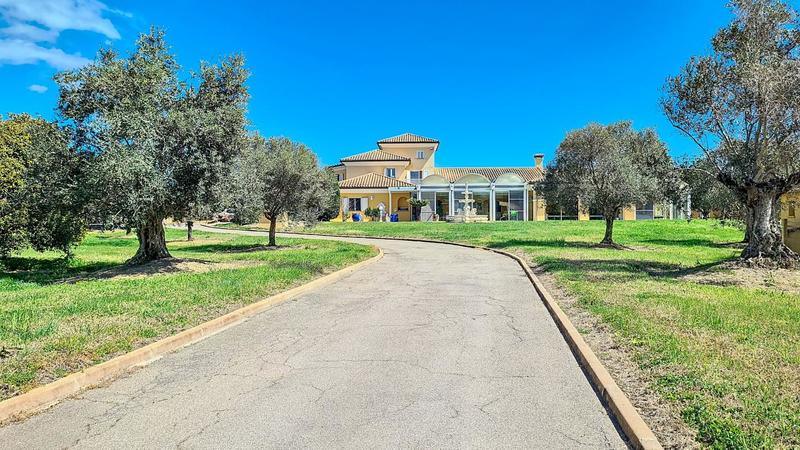 Propriété - 420 m² - 9 pièces