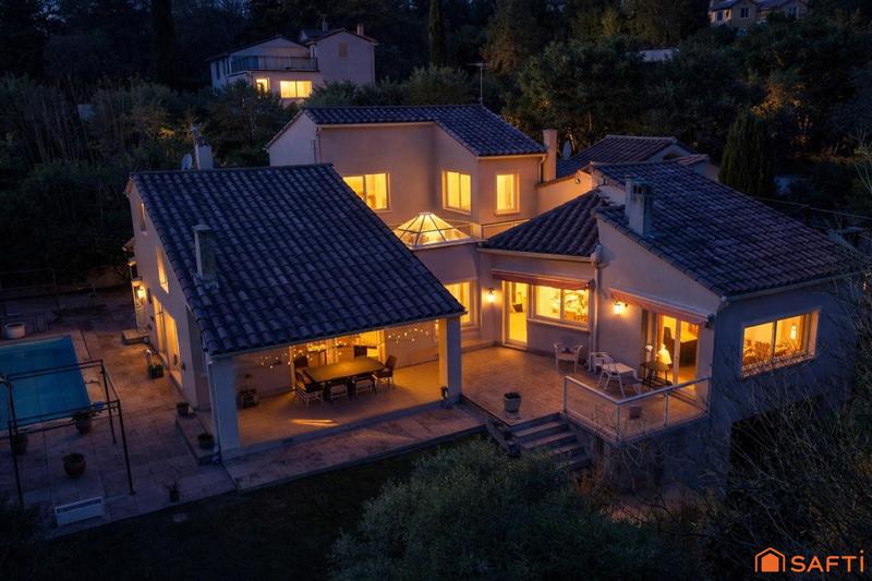 Villa - 232 m² - 6 pièces