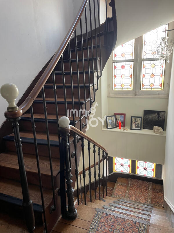 Maison - 235 m² - 9 pièces