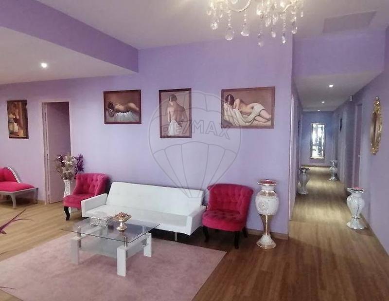 Local commercial - 325 m² - 15 pièces