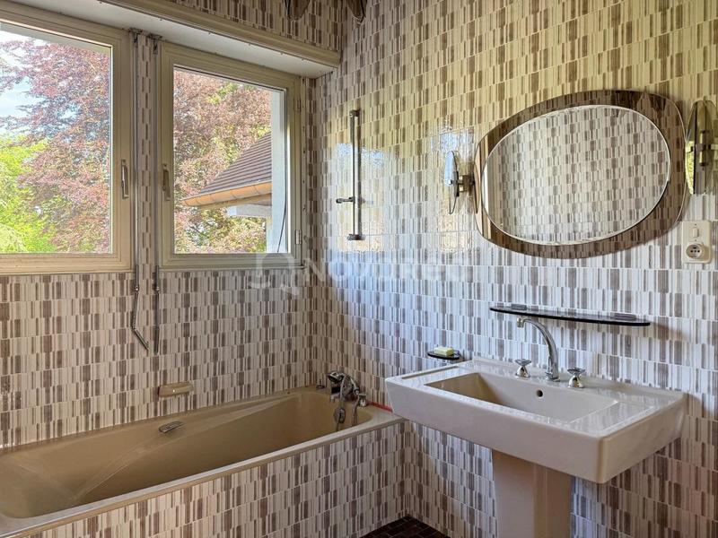 Maison - 241 m² - 8 pièces