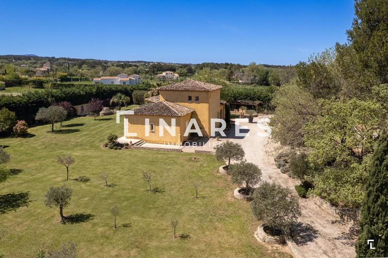 Propriété - 230 m² - 9 pièces