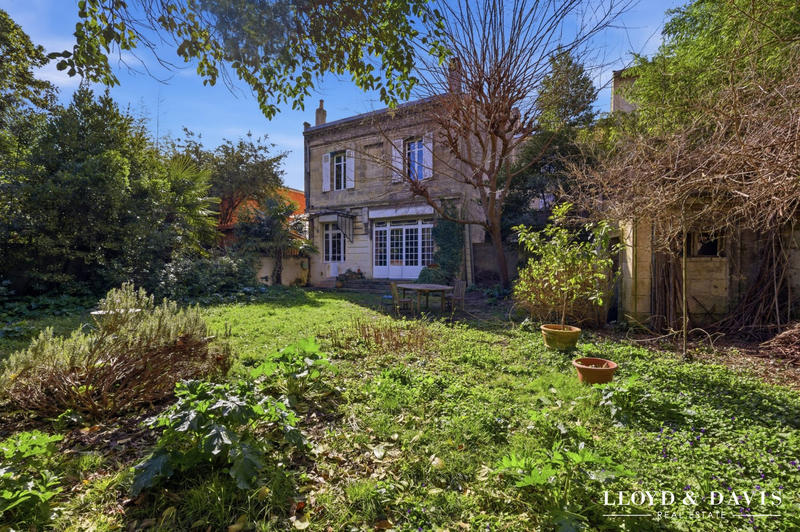 Maison - 392 m² - 12 pièces