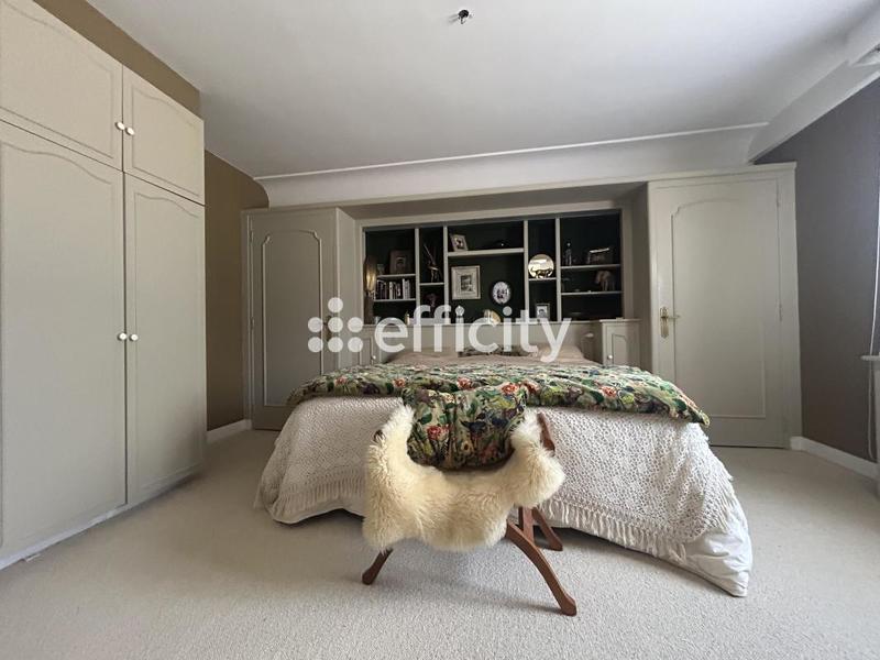 Maison traditionnelle - 270 m² - 9 pièces