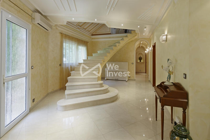 Villa - 296 m² - 9 pièces