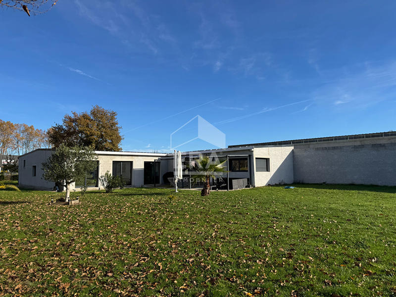 Maison - 720 m² - 8 pièces