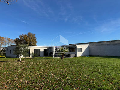 Maison - 720 m² - 8 pièces