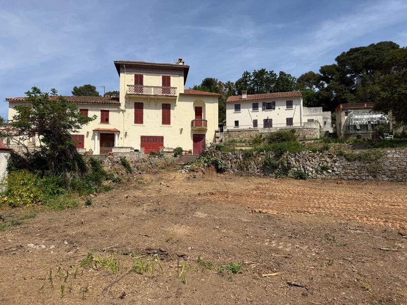 Propriété - 250 m² - 12 pièces