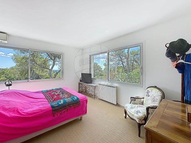 Propriété - 333 m² - 9 pièces