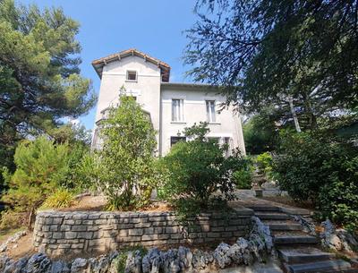 Maison - 330 m² - 10 pièces