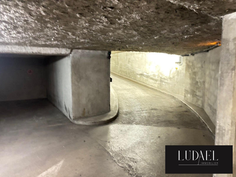 Parking / Garage - 12 m²