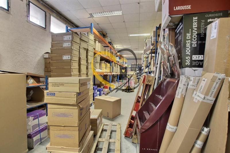 Local commercial - 573 m² - 1 pièce