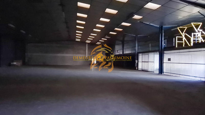 Local d'activités - 2 100 m²