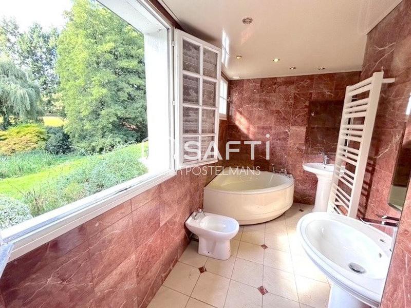 Propriété - 203 m² - 9 pièces