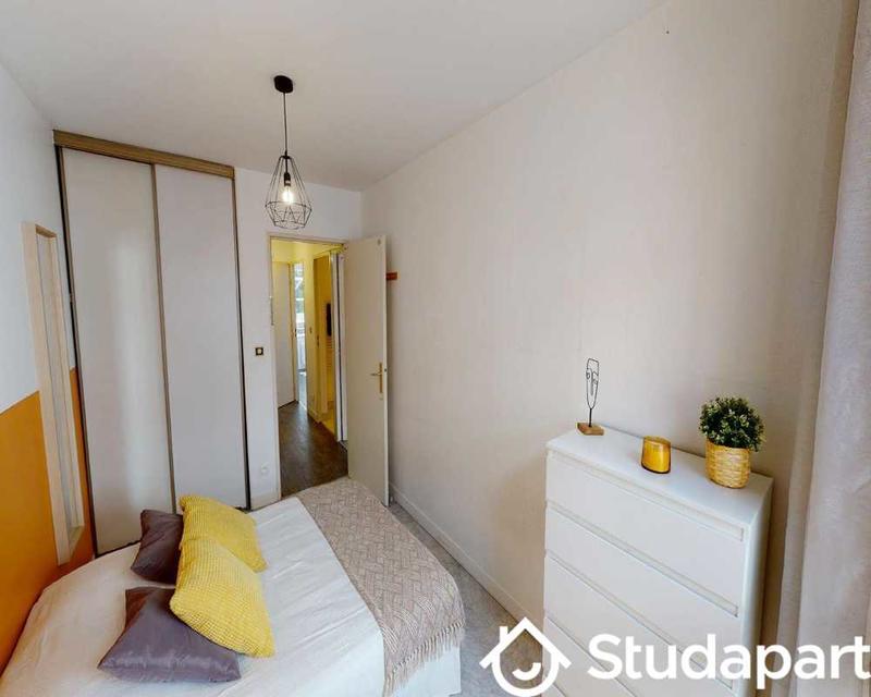 Chambre - 100 m² - 1 pièce