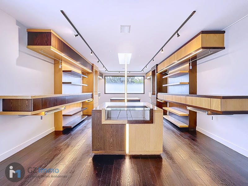 Maison - 942 m² - 9 pièces