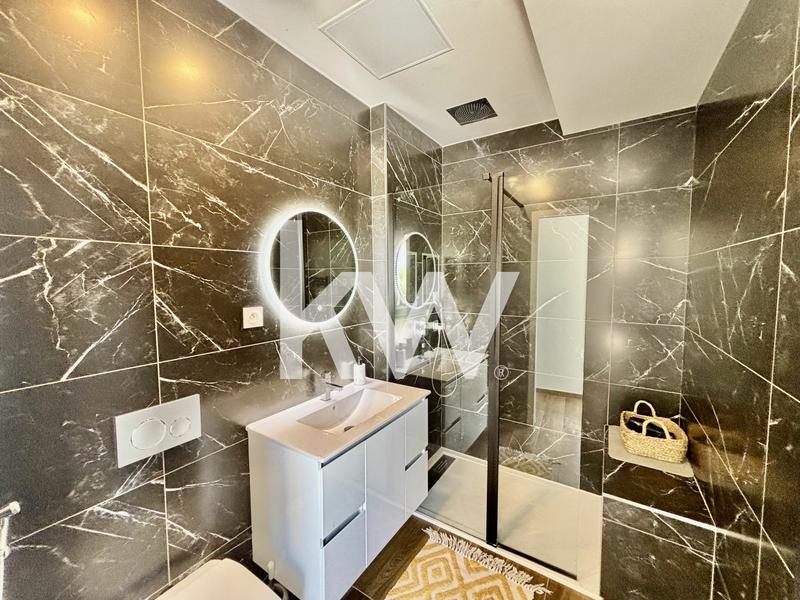 Maison - 230 m² - 8 pièces