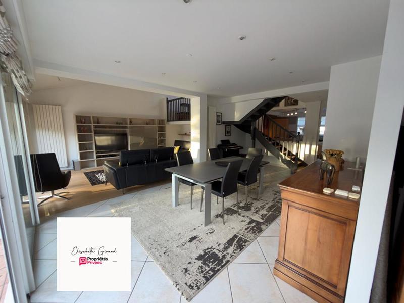 Maison - 205 m² - 6 pièces