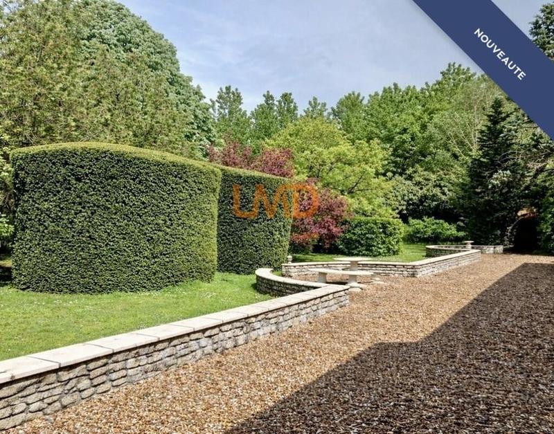 Demeure - 261 m² - 8 pièces