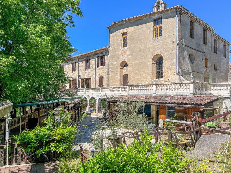 Maison - 2 000 m² - 24 pièces