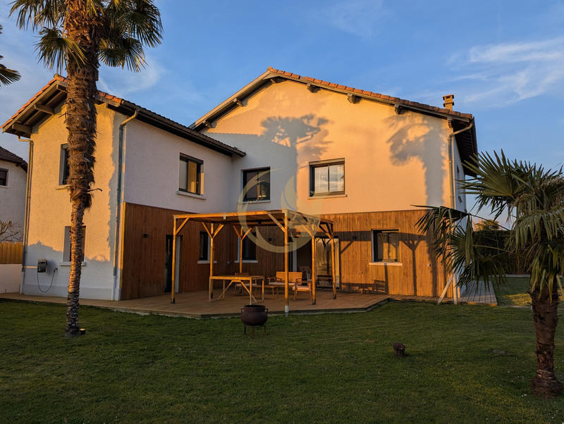 Maison - 230 m² - 8 pièces