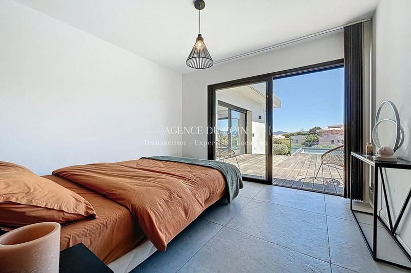 Maison traditionnelle - 280 m² - 6 pièces