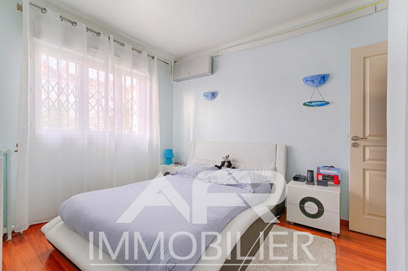 Maison - 300 m² - 8 pièces