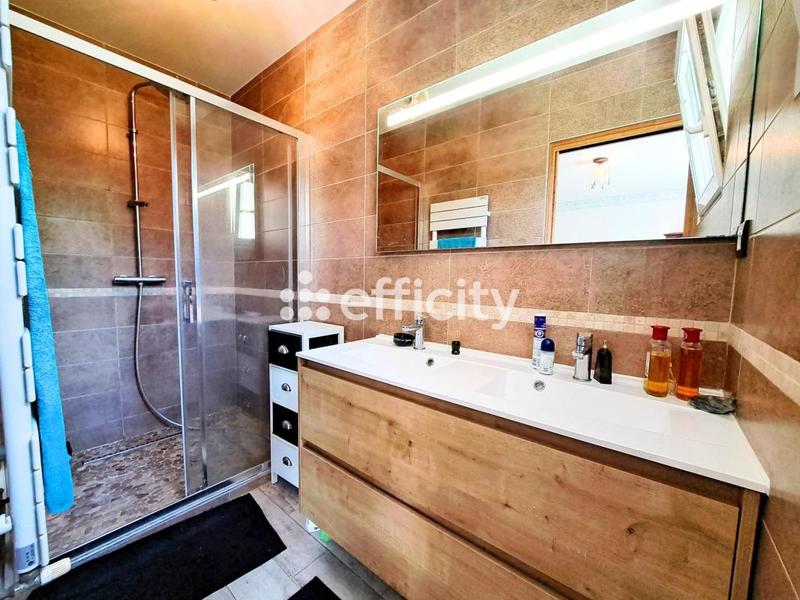 Maison - 230 m² - 8 pièces