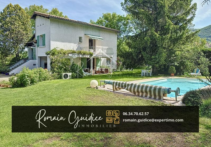 Propriété - 247 m²