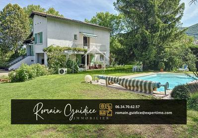 Propriété - 247 m²