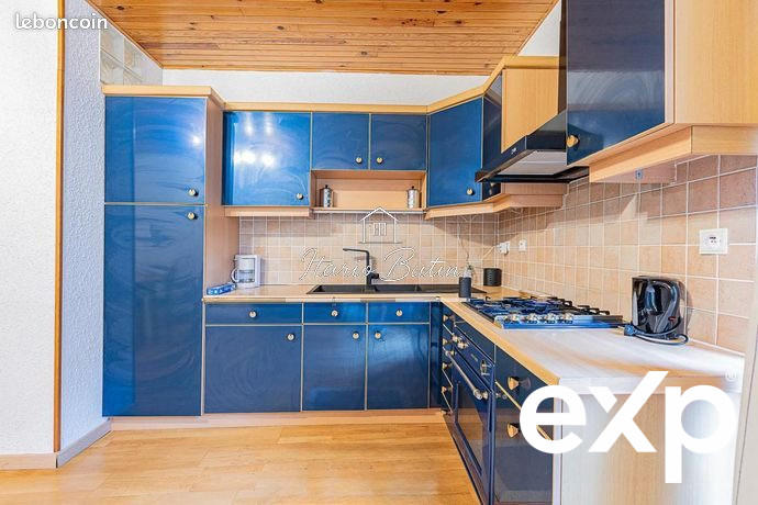 Maison - 238 m² - 9 pièces