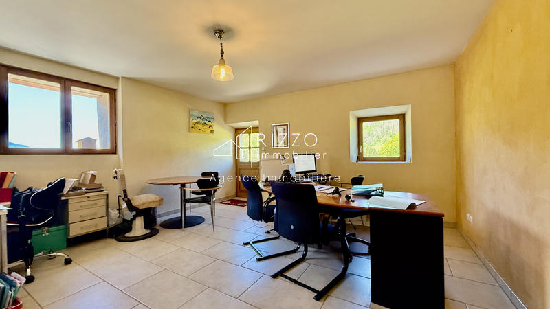 Maison - 303 m² - 8 pièces