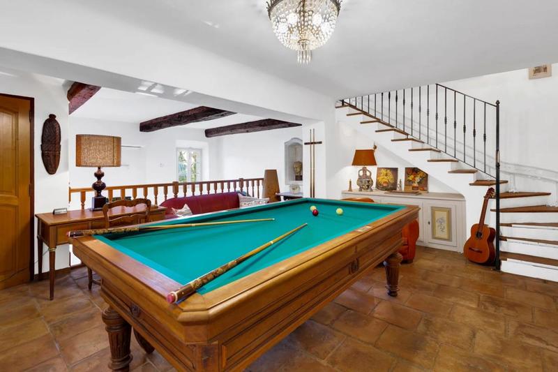 Maison - 342 m² - 9 pièces