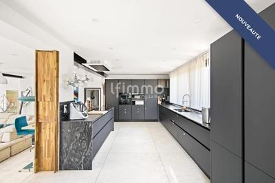 Propriété - 270 m² - 6 pièces