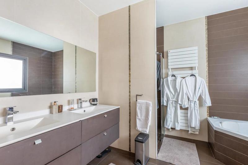 Maison - 300 m² - 7 pièces