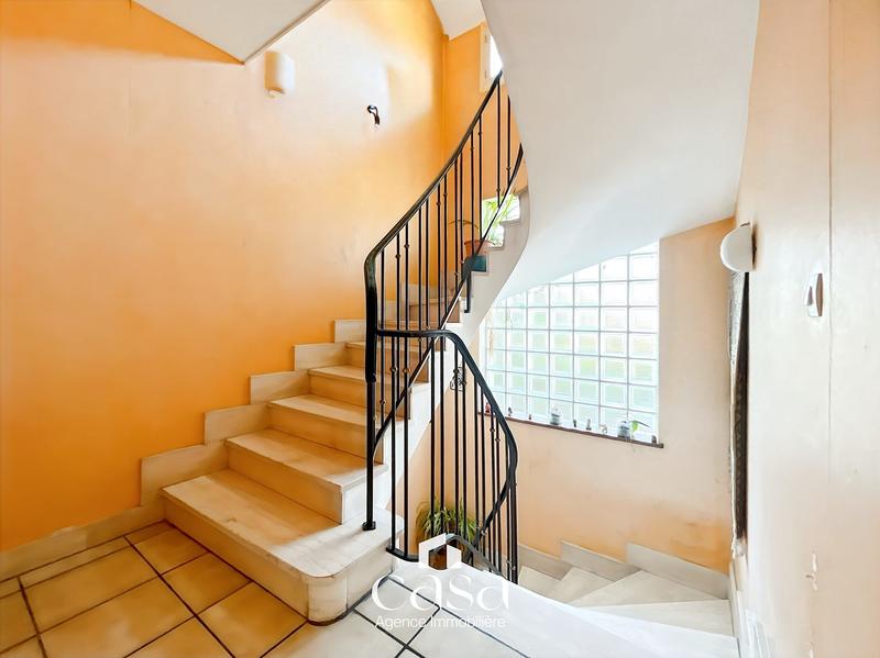 Maison - 220 m² - 10 pièces