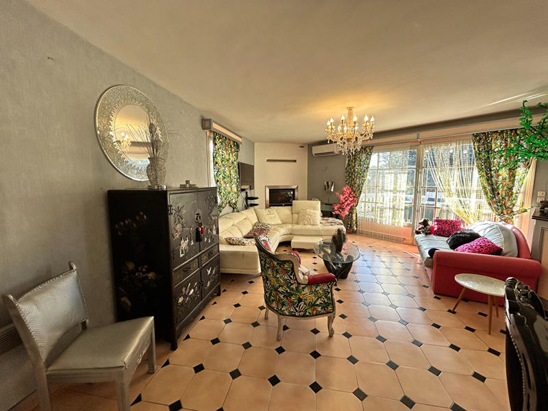 Maison - 216 m² - 6 pièces