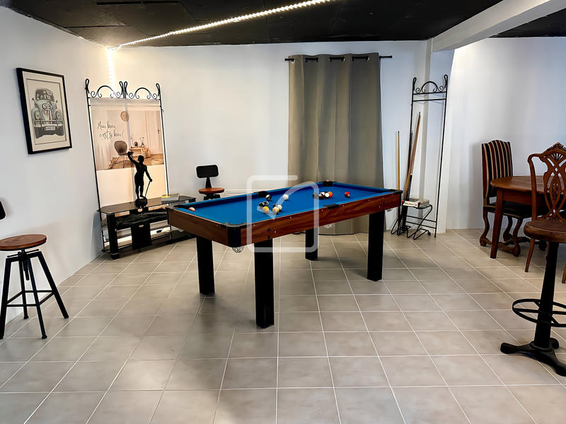 Maison - 281 m² - 9 pièces