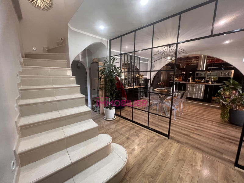 Maison - 210 m² - 7 pièces