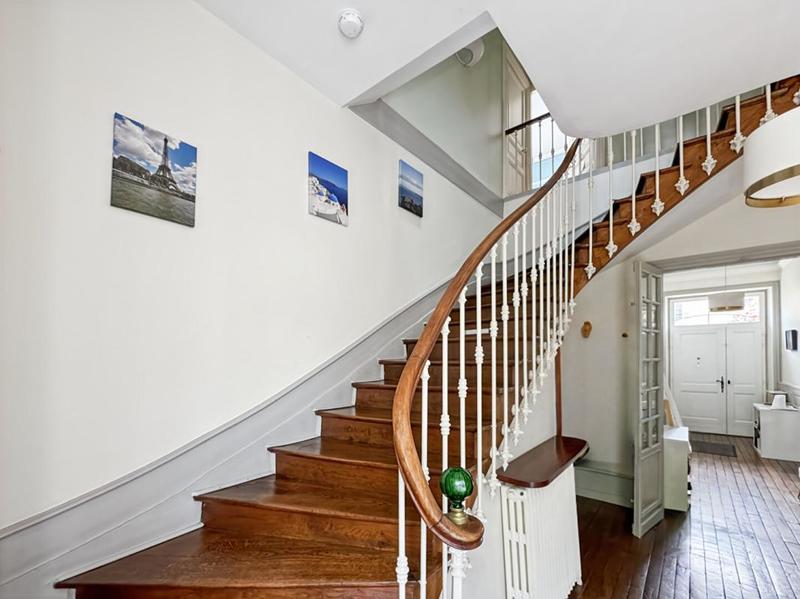 Maison - 220 m² - 8 pièces