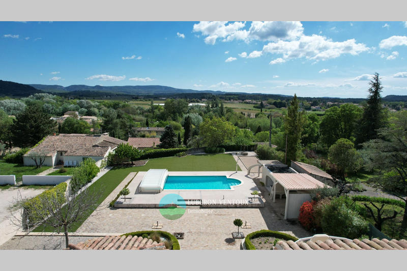 Maison - 220 m² - 6 pièces