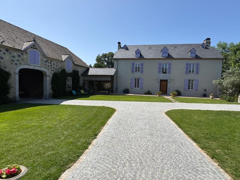 Maison - 210 m² - 6 pièces